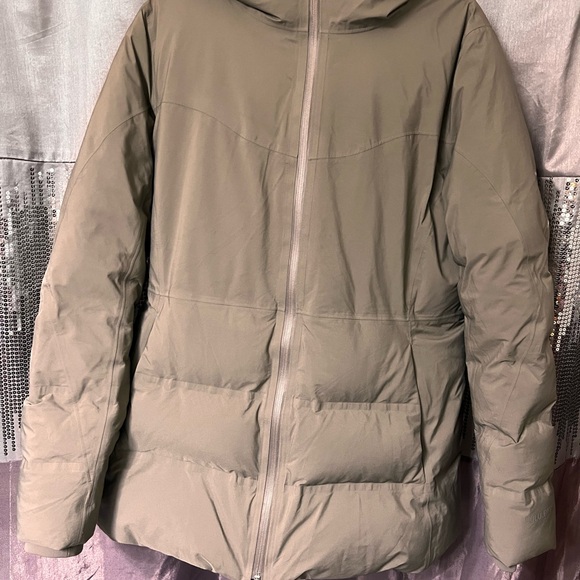 NEW WITH TAGS
size 12 Lululemon StretchSeal Sleet Street down Jacket Nomad
PARKA - Picture 6 of 6